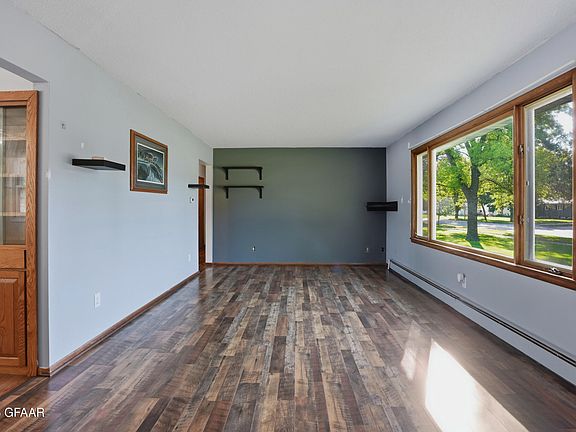 3rd image of 923 6th St SE