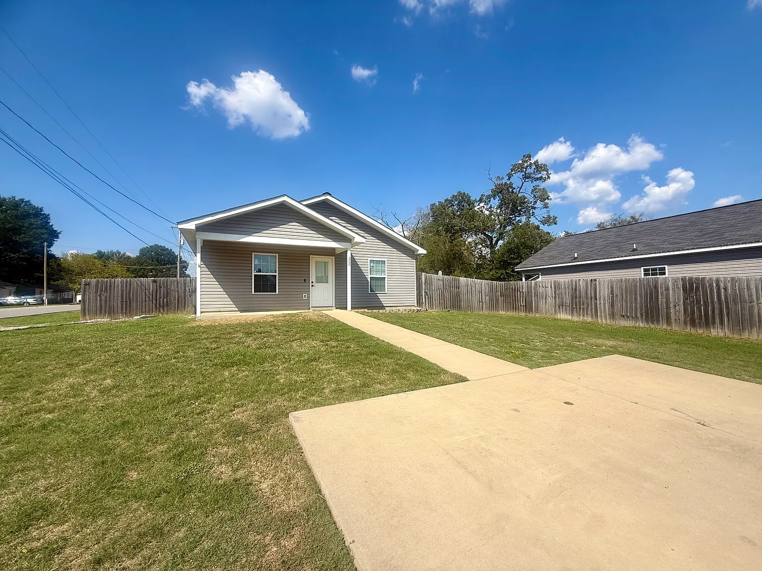 3 bed, 1300 sqft, $1,500 — Photo 1