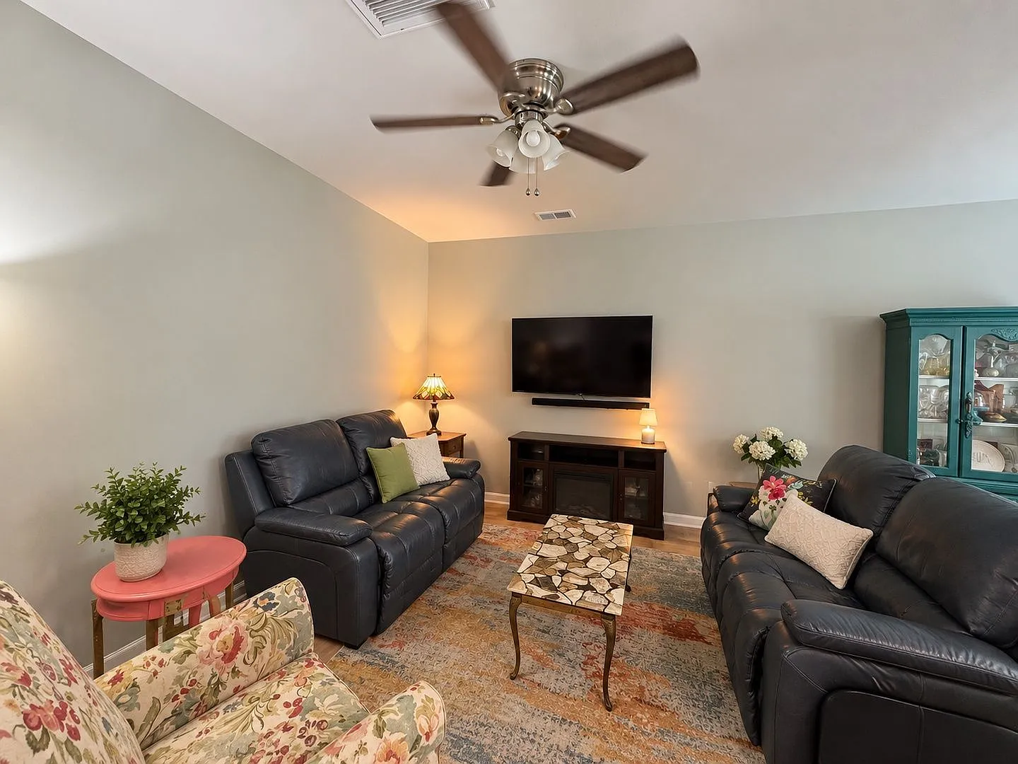 3 bed, 2.5 bath, 1464 sqft, $2,200 — Photo 3