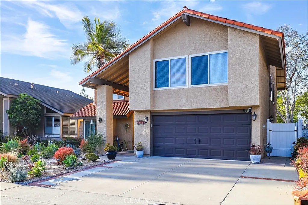 5 bed, 2.5 bath, 2560 sqft, $5,895 — Photo 2