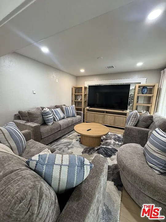 4 bed, 2.0 bath, 2170 sqft, $7,200 — Photo 4