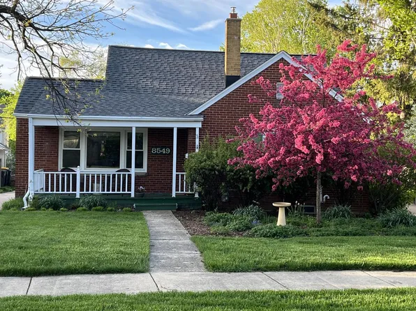 8549 Glencoe CIRCLE, Wauwatosa, WI 53226