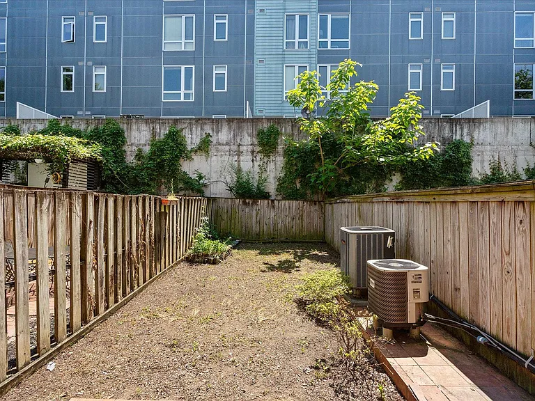 115 E Cross St — Photo 29