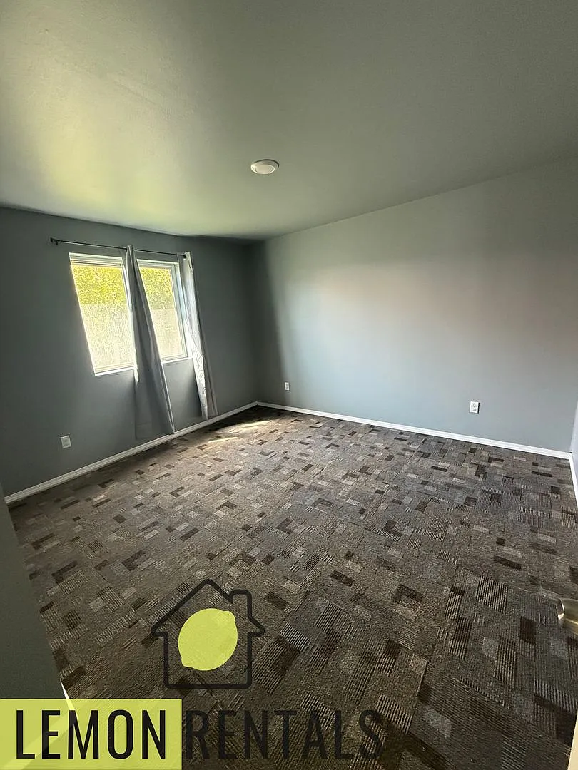 209 E "P" St — Photo 2