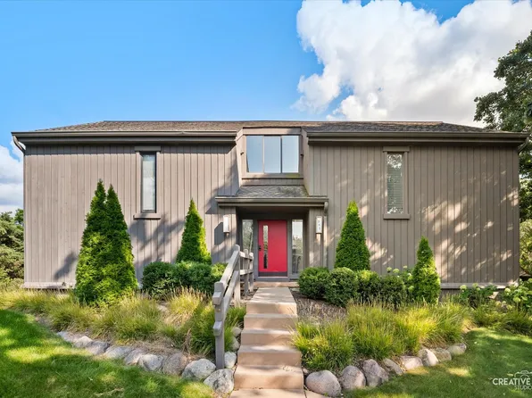 381 Deer Trail Hl APT B, Lake Barrington, IL 60010