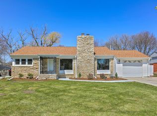 416 E Dean Rd, Fox Pt, WI 53217
