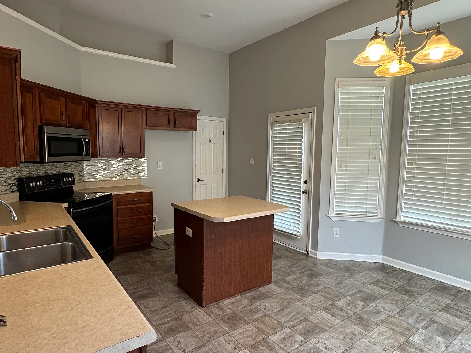 3 bed, 1500 sqft, $1,850 — Photo 4