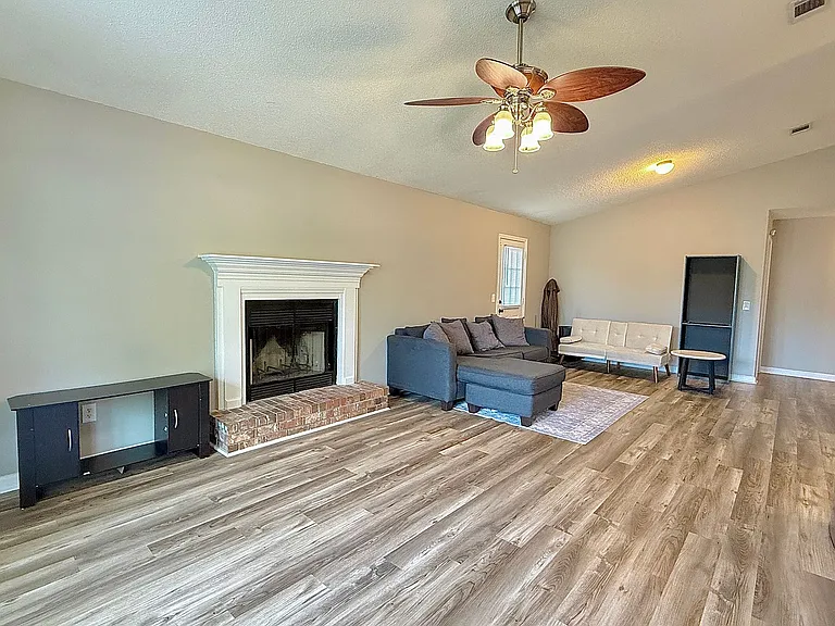 1233 Riyadh Rd — Photo 3