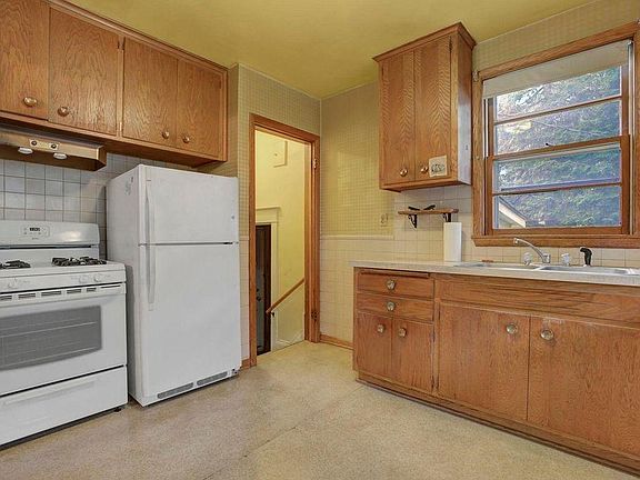 3rd image of 2620 35th Ave S