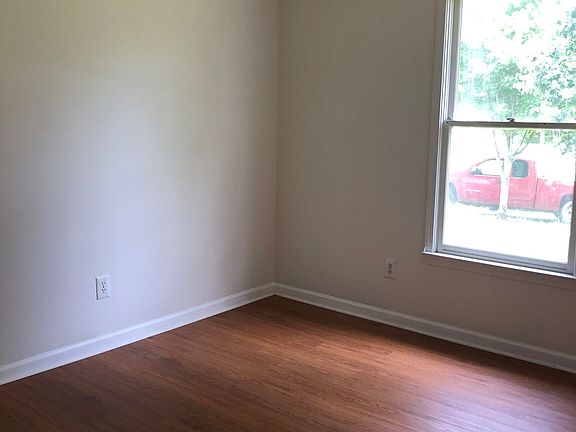 5th image of 10 Hillside Oak Ln