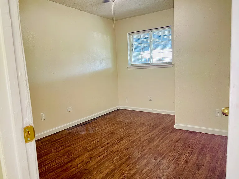 3400 Pleasant Valley Ln — Photo 8