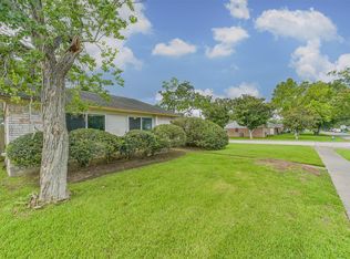 1749 Dolphin Dr, Seabrook, TX 77586