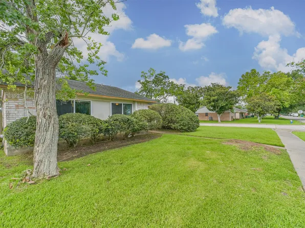 1749 Dolphin Dr, Seabrook, TX 77586