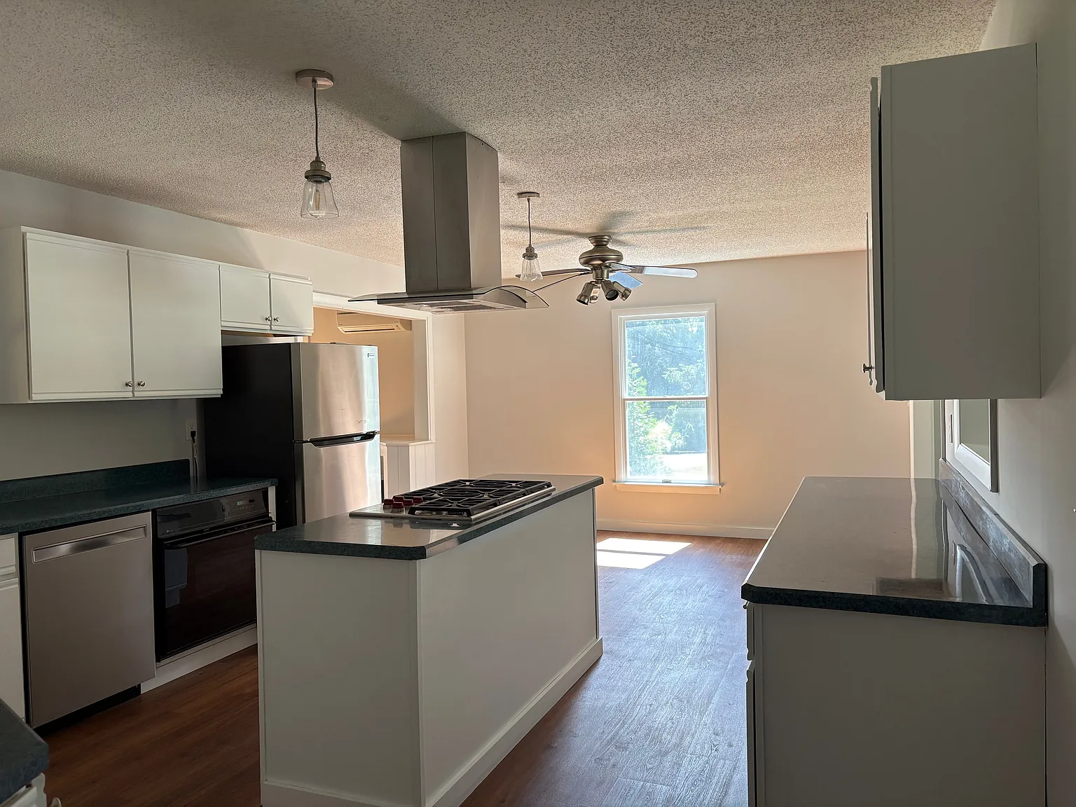 3 bed, 2000 sqft, $3,000 — Photo 2