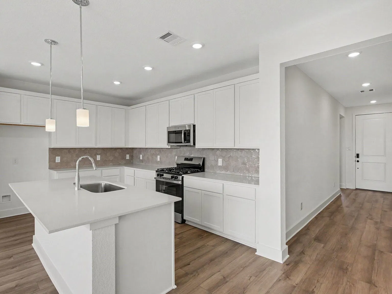 3 bed, 2.5 bath, 1910 sqft, $2,095 — Photo 3