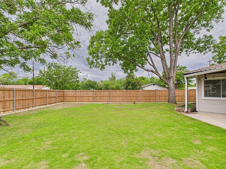 409 S Pear St — Photo 31