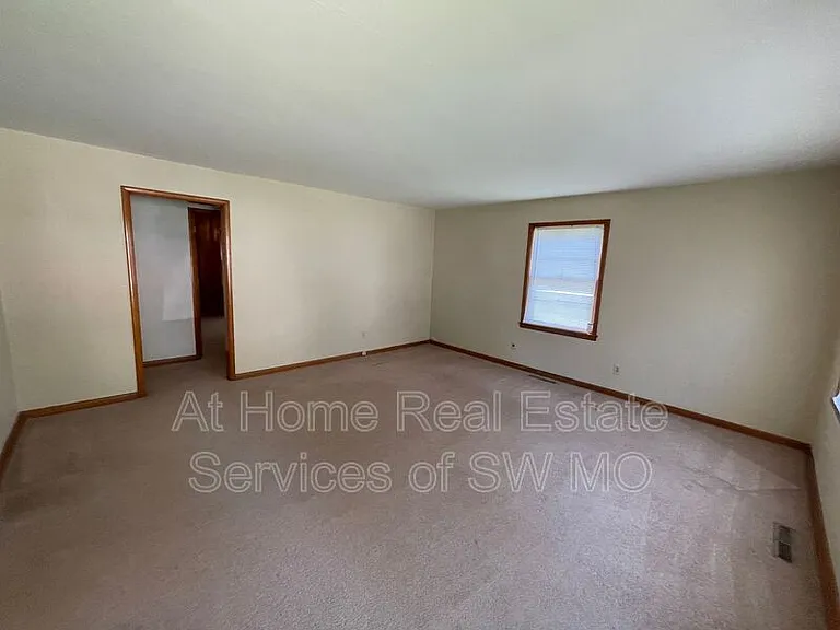 302 W Whiteside St — Photo 2