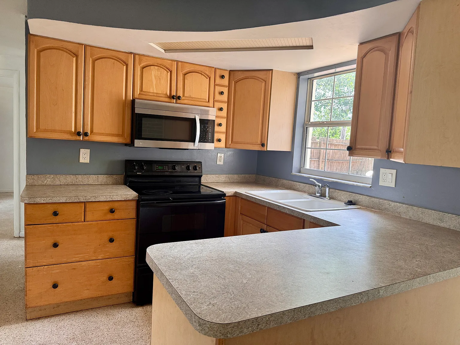 3 bed, 1032 sqft, $1,975 — Photo 2