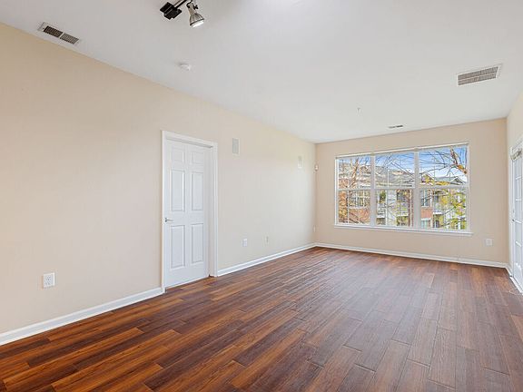 5th image of 40 E Hanover Ave APT 1217