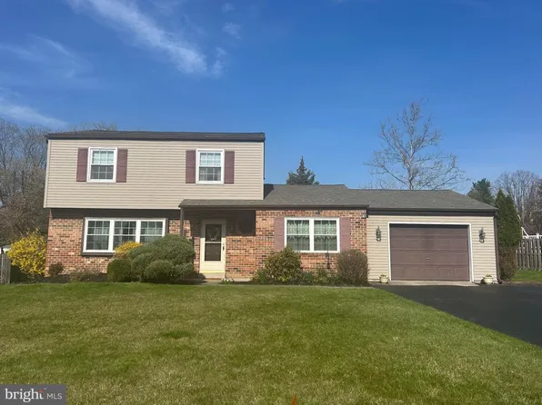 1177 Horseshoe Dr, Blue Bell, PA 19422