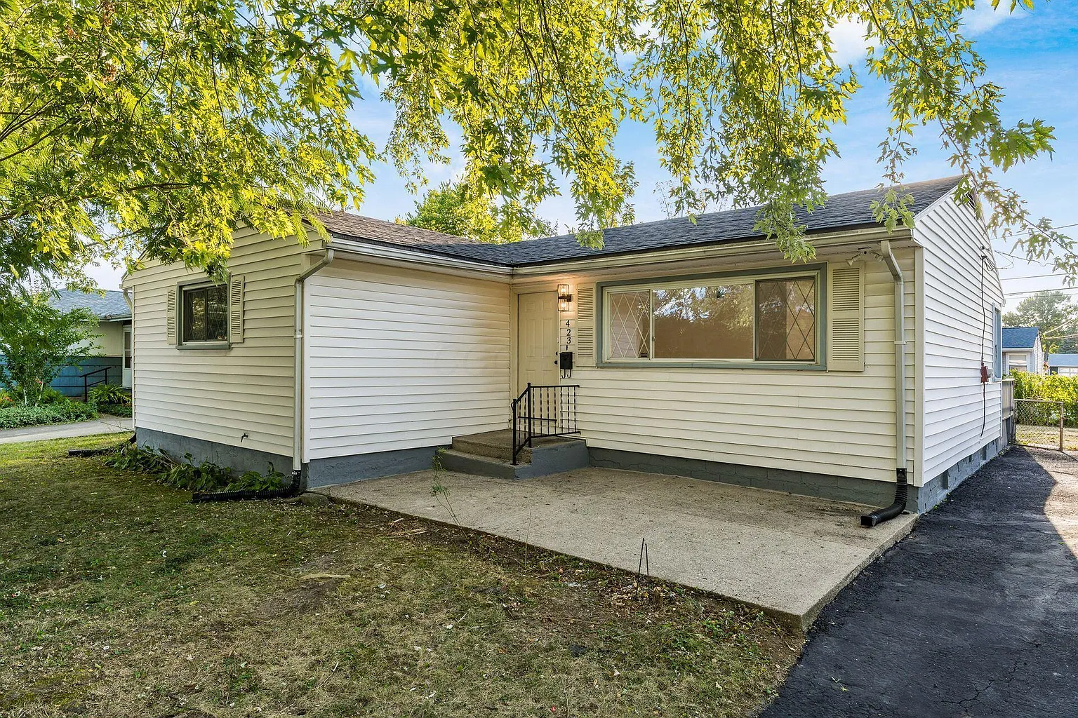 423 Whitehall Dr photo 1