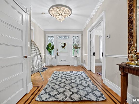 5th image of 285 Maple St