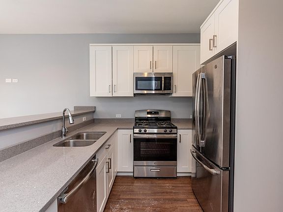 3rd image of 1810 W Touhy Ave #2F