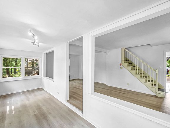 3rd image of 180 Lake Dr