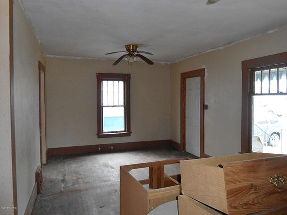 3rd image of 190 Wood St N