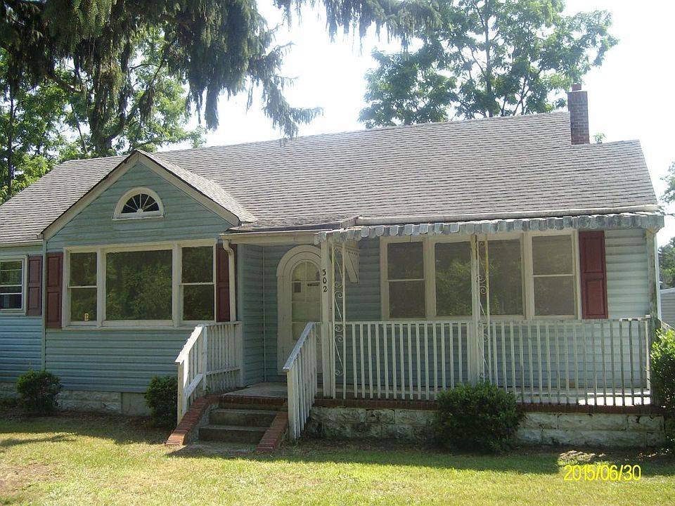 Front of home with a cute porch
