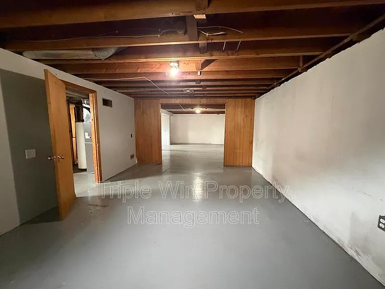 10319 Varnum Dr — Photo 32