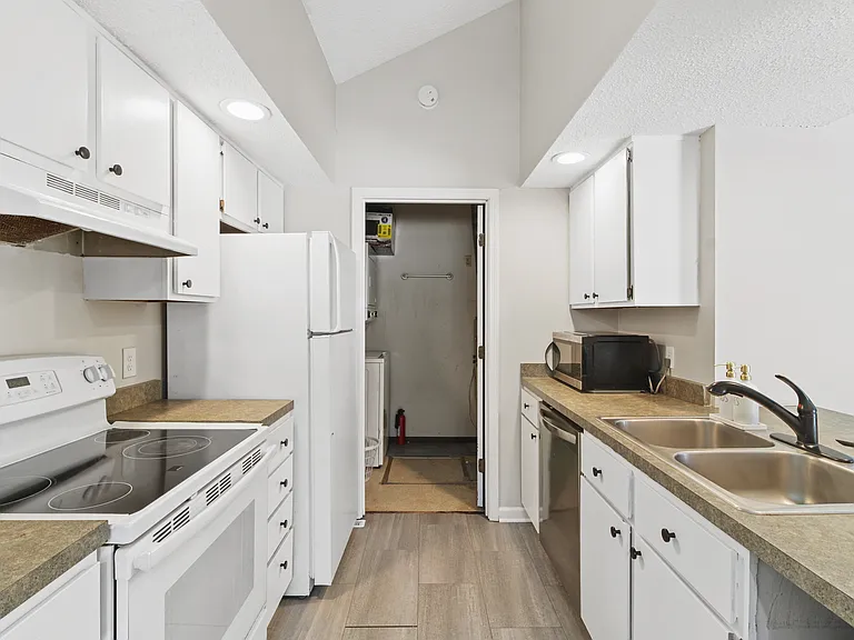 2304 Melrose Dr — Photo 3