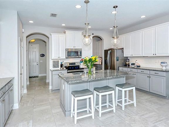 5th image of 998 Molly Cir