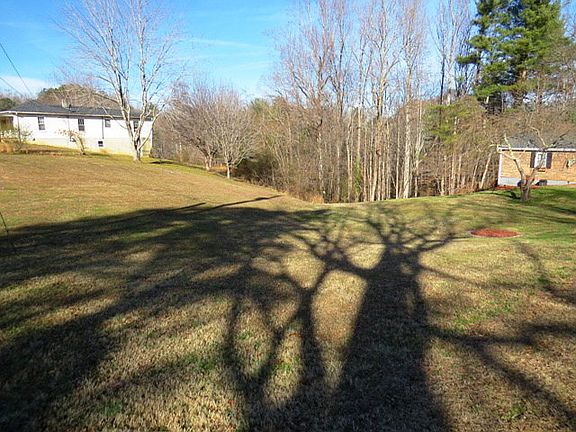 4th image of 744 Oakcrest Cir