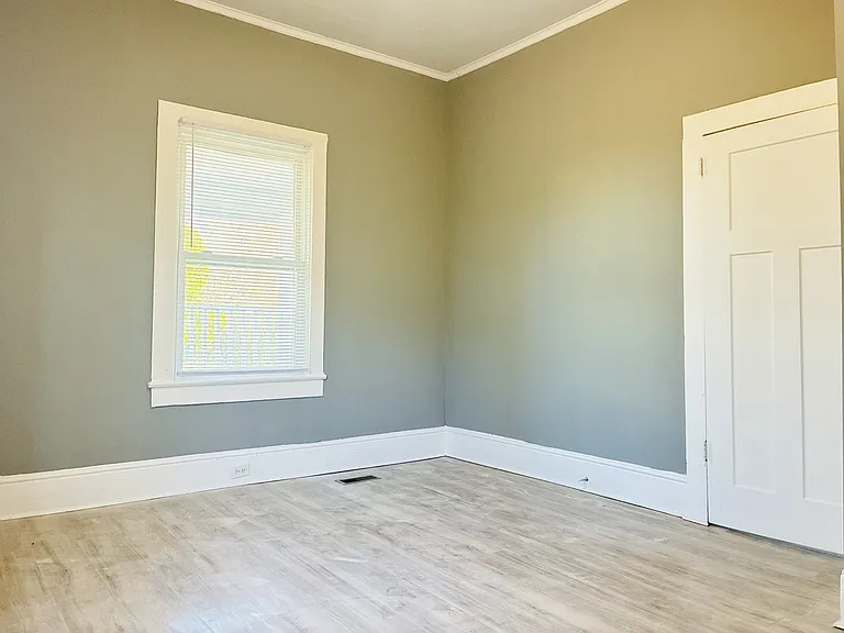 910 Walnut St — Photo 11
