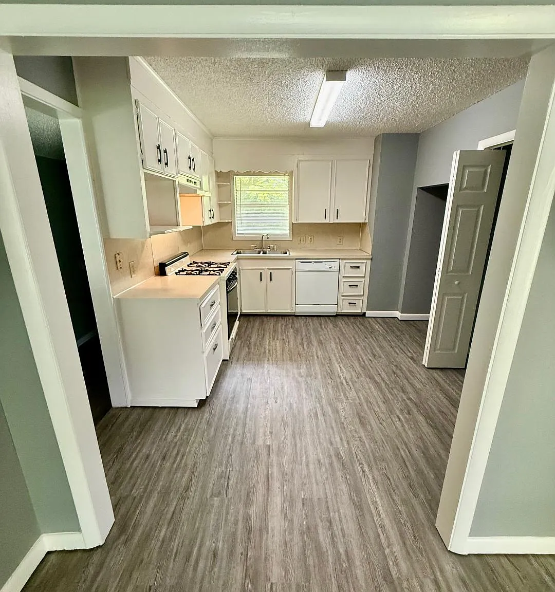 3 bed, 1.5 bath, 1182 sqft, $1,550 — Photo 4