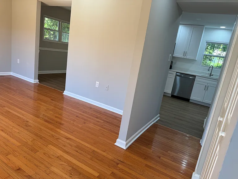 900 Nadine Ct — Photo 2
