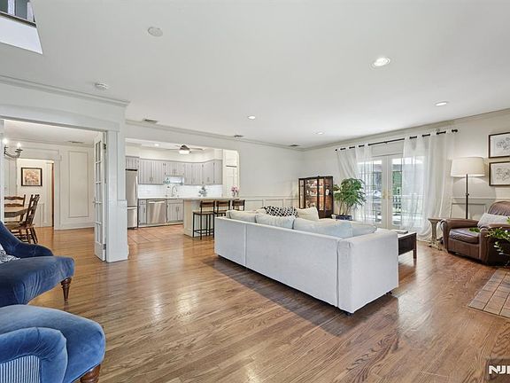 5th image of 211 Pinelynn Road