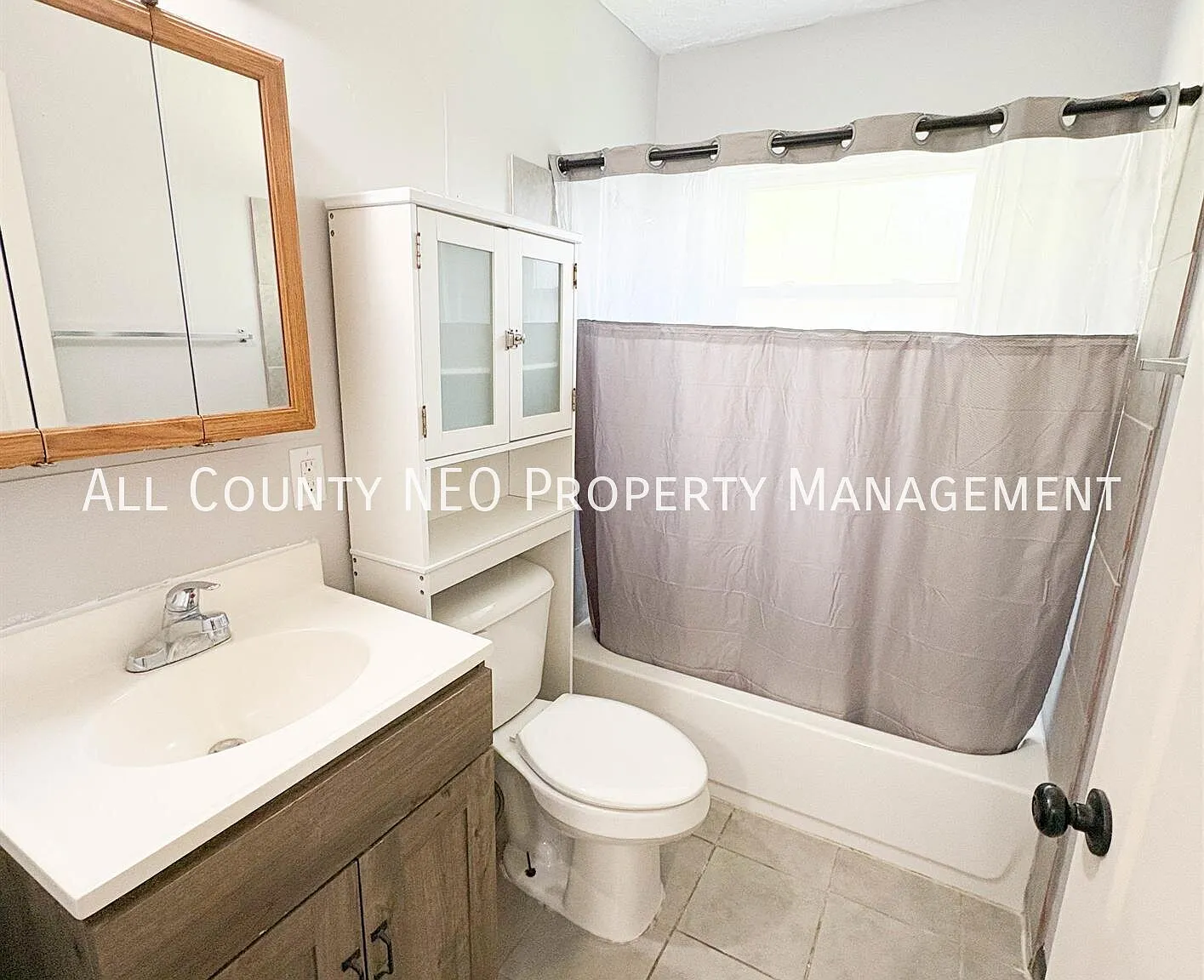 Bright & Spacious 3-Bedroom Home with Fenced Yard! — Photo 4
