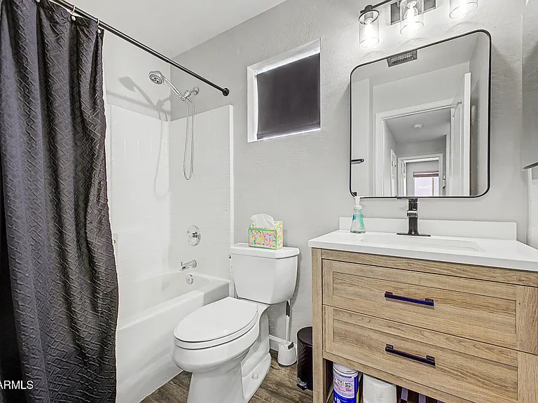 1119 E Pontiac Dr — Photo 20