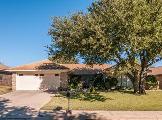 613 Robinhood Ln, Bedford, TX 76021