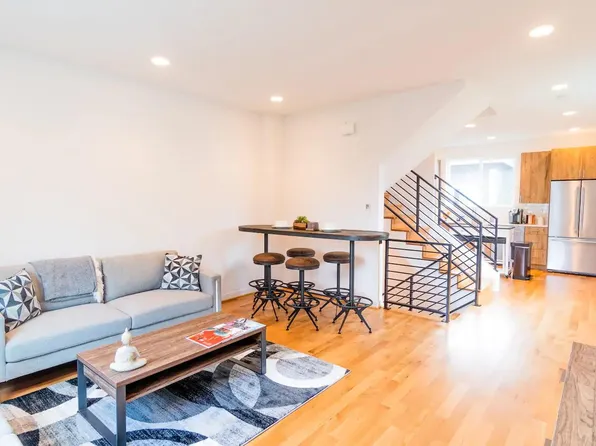 4704 8th Ave NE #B, Seattle, WA 98105