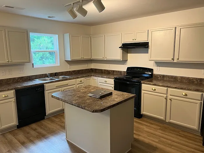 4 bed, 2.5 bath, 2800 sqft, $2,695 — Photo 3