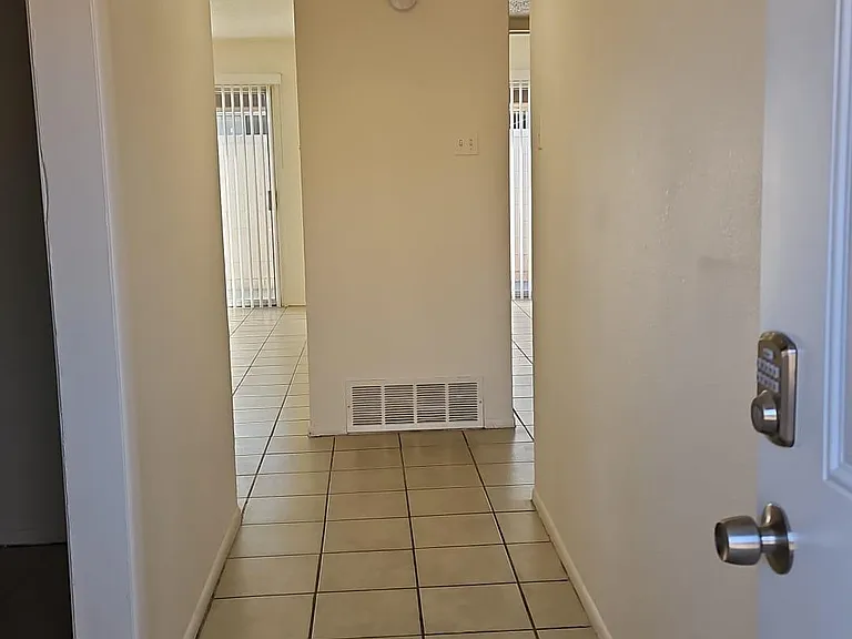 521 Palomas Dr SE #A — Photo 12