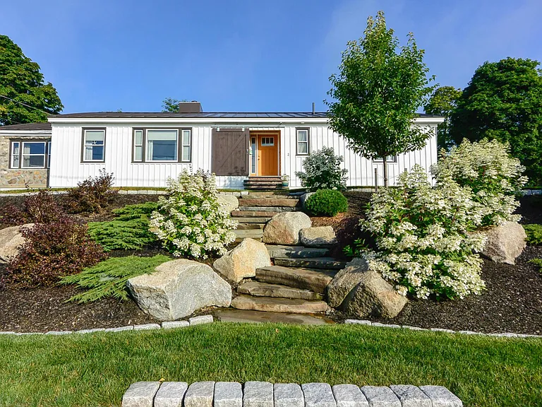 2 Sunset Dr — Photo 1