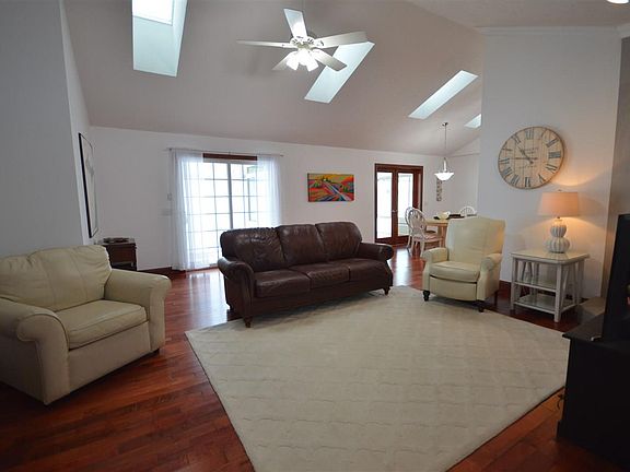 4th image of 2093 S Country Ln
