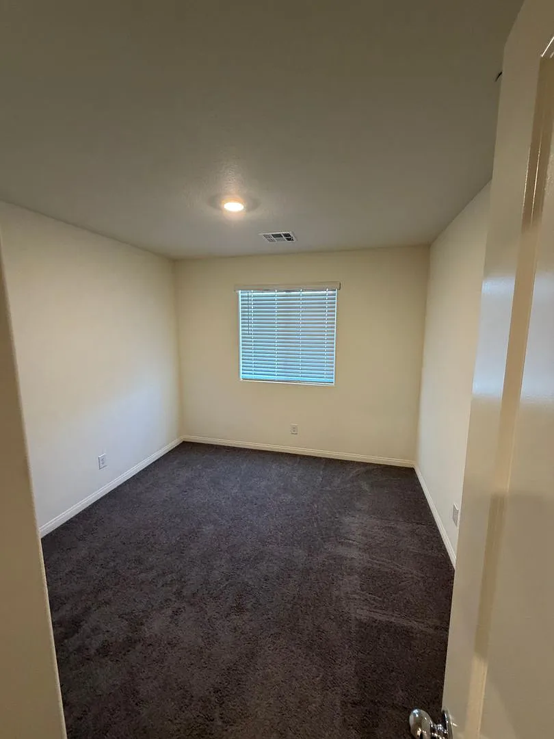 Must See Townhome in Henderson! — Photo 3