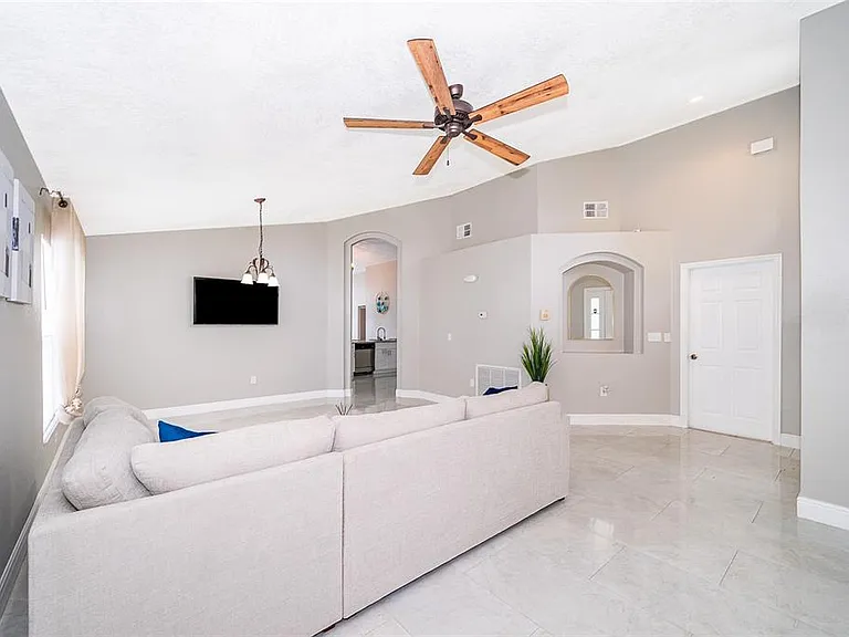 207 Langham Dr — Photo 4