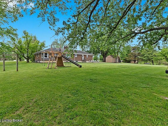 5th image of 3901 Carriage Hill Dr