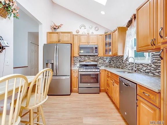 2nd image of 282 Hunter Ave